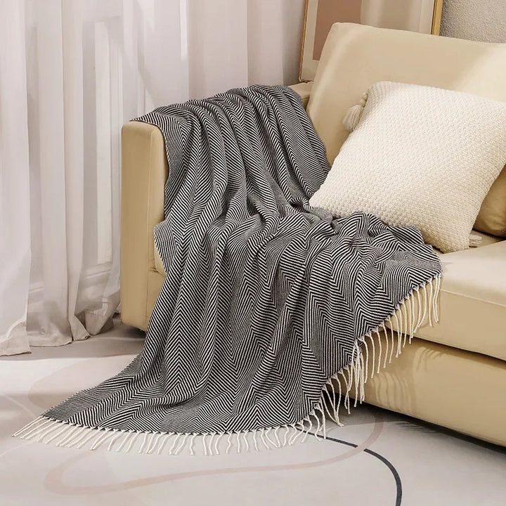 Hochwertige Streifen-Wurfdecke für ein gemütliches Zuhause, ideal als stilvolles Wohnaccessoire.