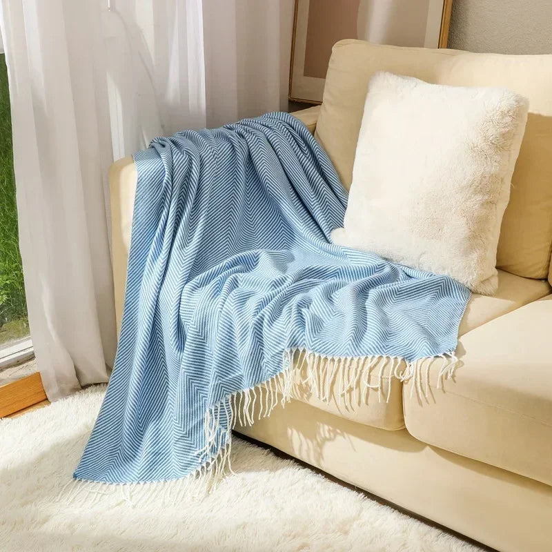 Wohnzimmer-Wurfdecke: Gestreifte Baumwolle im nordischen Design, vielseitig & stilvoll, pflegeleicht.