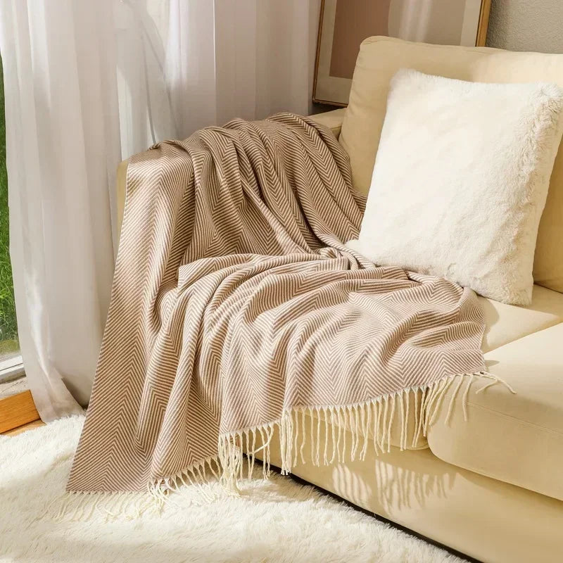 Dekorative Streifen-Wurfdecke in nordischem Design, verschönert jedes Sofa und Bett modern.