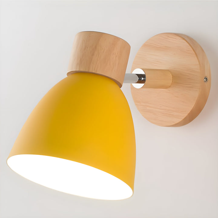 Natürliche Holz Wandlampe mit E27 Fassung und Zugschalter. Nordisches Design für gemütliche Innenbeleuchtung.