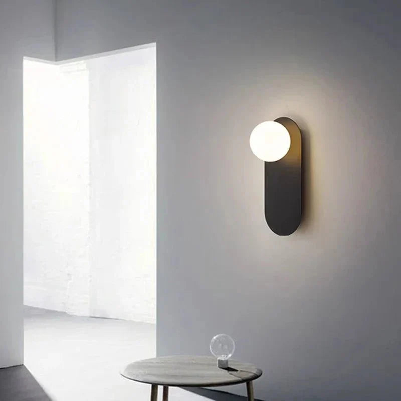 Designlampe: bunte nordische Wandleuchte aus Eisen für Akzentlicht im Wohnzimmer oder Flur. Ambiente Beleuchtung.