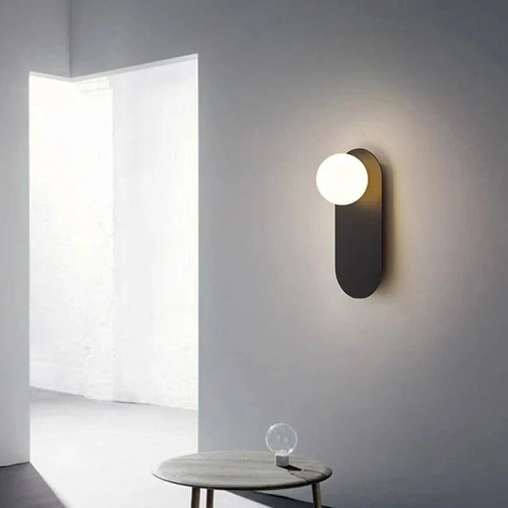 Designlampe: bunte nordische Wandleuchte aus Eisen für Akzentlicht im Wohnzimmer oder Flur. Ambiente Beleuchtung.