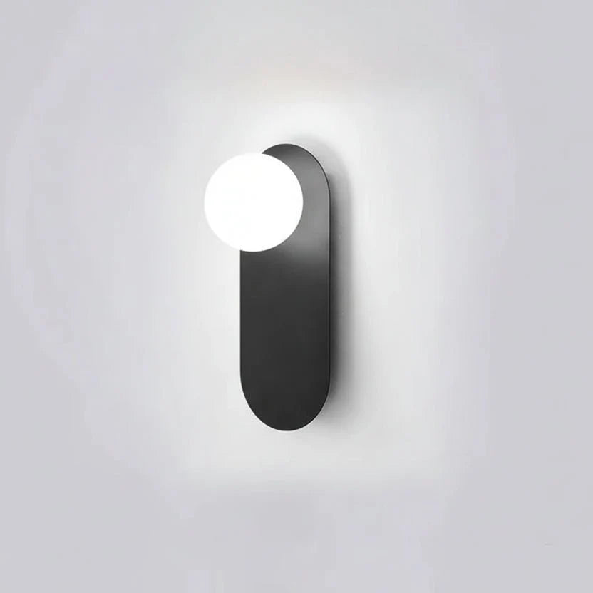 Ambiente-Beleuchtung: Bunte nordische Wandlampe aus Eisen. Moderne Skandinavische Designleuchte für Innenräume.