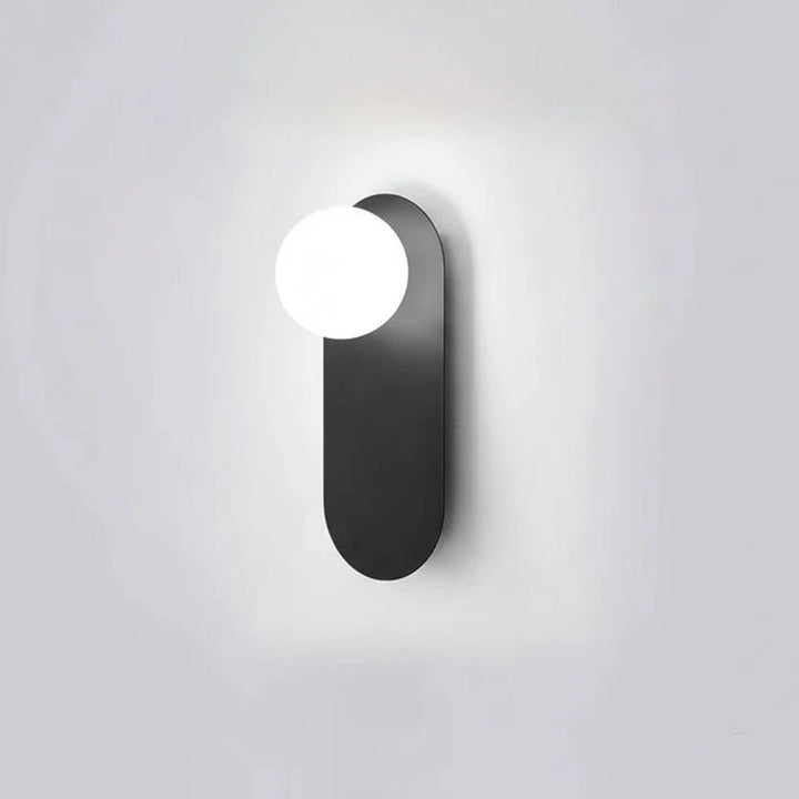 Ambiente-Beleuchtung: Bunte nordische Wandlampe aus Eisen. Moderne Skandinavische Designleuchte für Innenräume.
