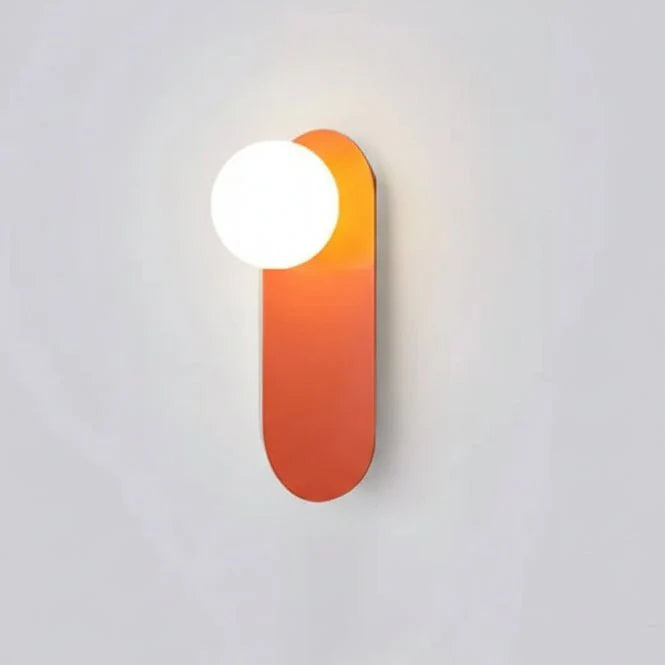 Akzentlicht: Moderne bunte Wandlampe mit nordischem Eisendesign. Skandinavische Leuchte für Wohnzimmer-Design.
