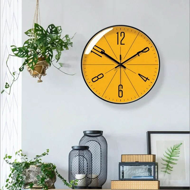 Elegante nordische Wanduhr in Weiß, minimalistisch, leises Quarz-Uhrwerk, perfekt für modernes Zuhause.