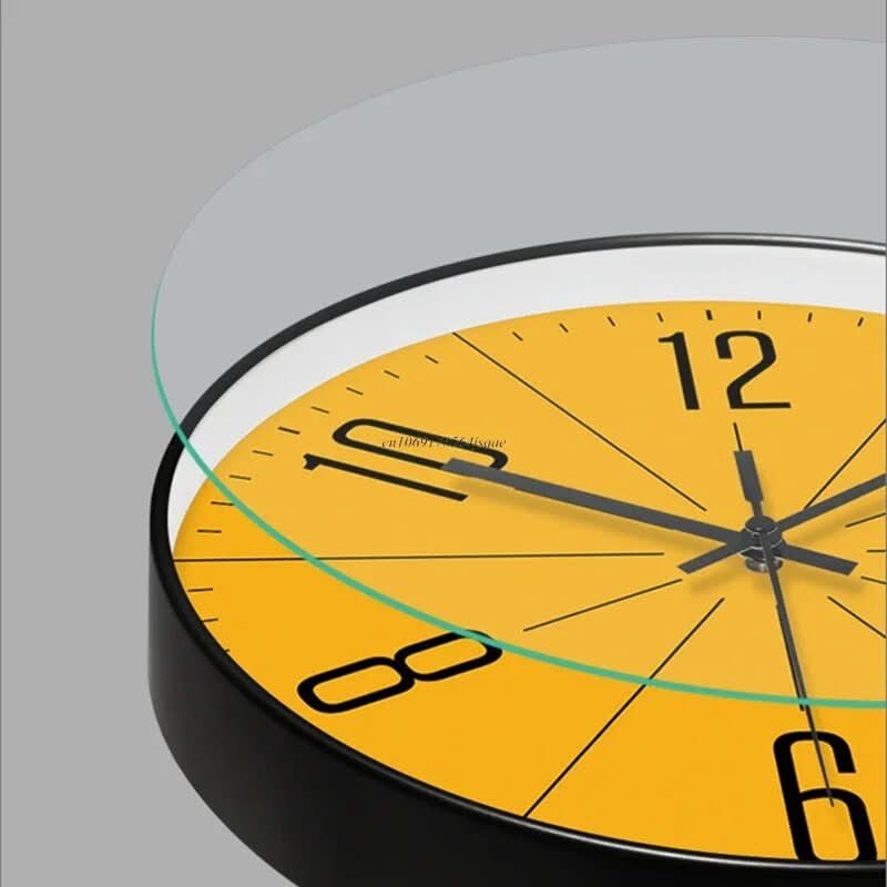 Detailaufnahme der mattschwarzen nordischen Wanduhr, minimalistisches Zifferblatt, präzises, leises Uhrwerk.