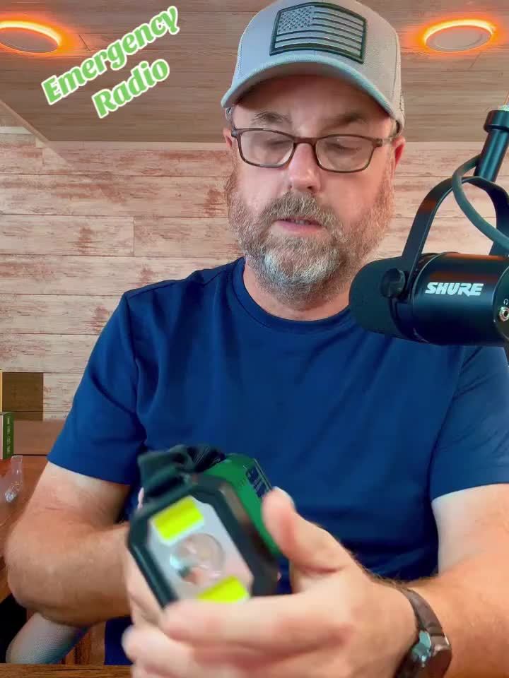 Notfallradio auf Camping-Tisch mit Solarpanel & Kurbel, AM/FM/NOAA-Empfang für aktuelle Informationen.