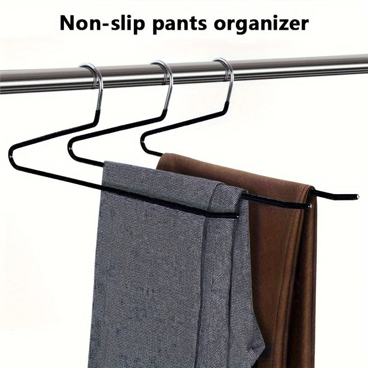 Hosenbügel mit aufgehängter Jeans, zeigt effiziente und knitterfreie Hosenaufbewahrung im Kleiderschrank.