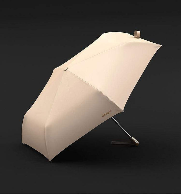 Windfester Ultraleicht-Regenschirm trotzt starken Böen. Robustes Design für zuverlässigen Allwetterschutz; kompakt.