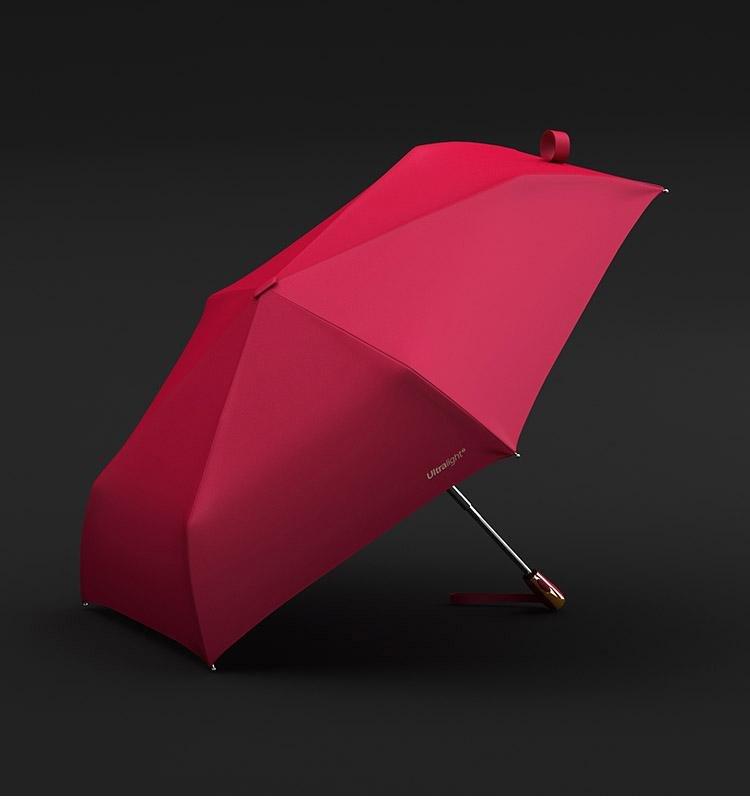 Ultraleichter Regenschirm in der Hand; demonstriert seine Kompaktheit und sein geringes Gewicht. Ideal für Reisen.
