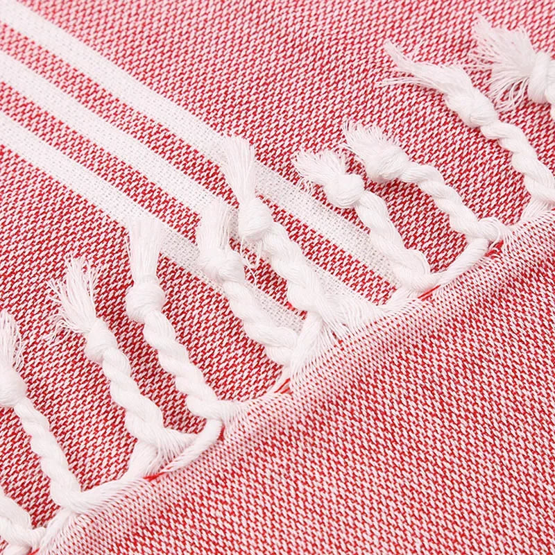 Detaillierte Ansicht des Ona Strandtuchs: Textur des schnelltrocknenden Materials & elegante Fransen.