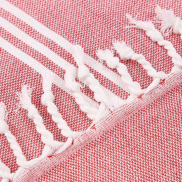 Detaillierte Ansicht des Ona Strandtuchs: Textur des schnelltrocknenden Materials & elegante Fransen.