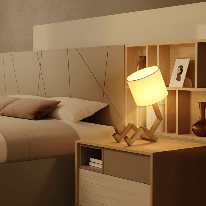 Moderne Oribot Roboterlampe aus Holz, flexibles LED Licht ideal als Schreibtischlampe & Dekoration.