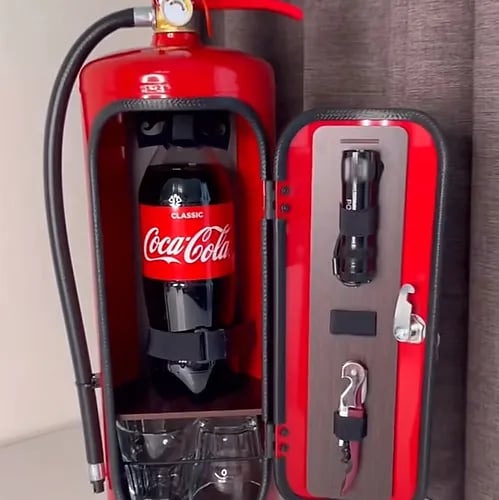 Feuerlöscher Mini-Bar geöffnet, zeigt Flaschen & Gläser – perfektes, stilvolles Männergeschenk für die Bar.
