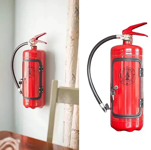 Detailansicht der Feuerlöscher Mini-Bar, ein robustes und einzigartiges Geschenk für Herren zum Geburtstag.