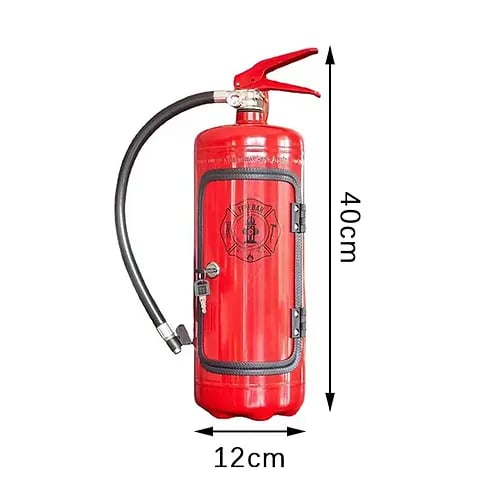Feuerlöscher Mini-Bar in einer Wohnkulisse, das ultimative Geschenk für Herren, die Einzigartigkeit schätzen.