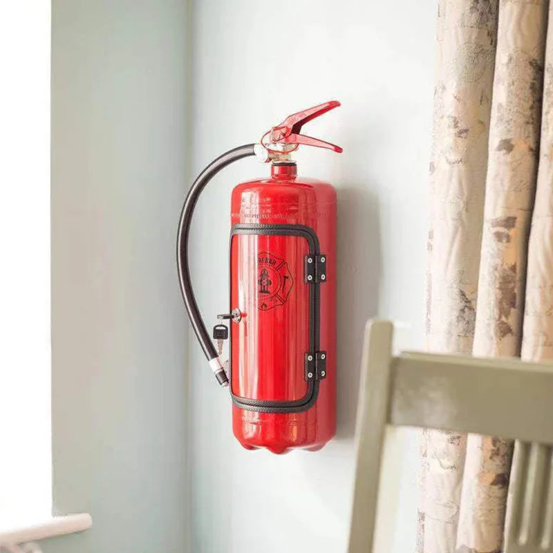 Roter Flaschenhalter im Feuerlöscher-Design. Ein geheimnisvolles Bar Accessoire zum Verstecken von Whisky & Wein.