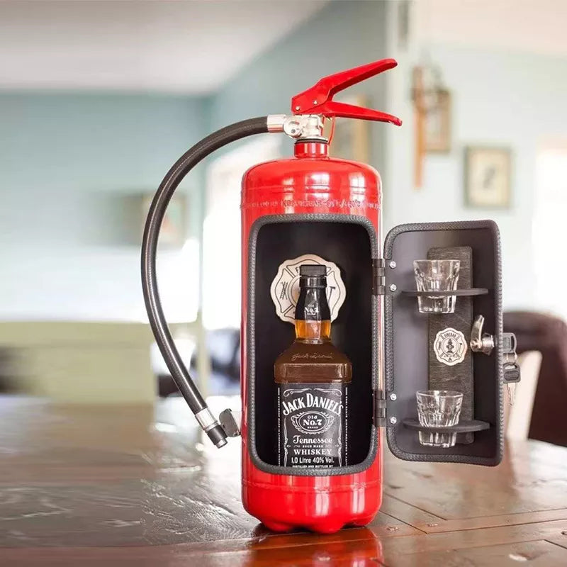 Cleverer Flaschenhalter im Feuerlöscher-Design für geheime Getränke. Perfekter Whiskyhalter oder Weinhalter als Geschenk.