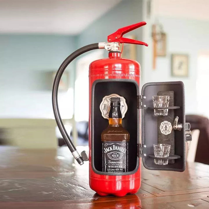 Cleverer Flaschenhalter im Feuerlöscher-Design für geheime Getränke. Perfekter Whiskyhalter oder Weinhalter als Geschenk.