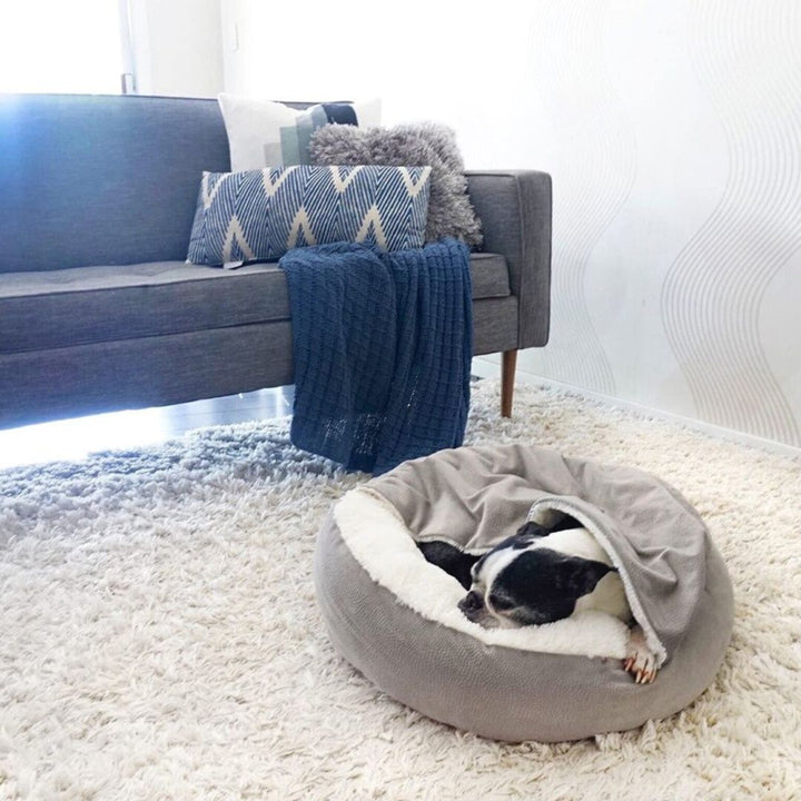 Hochwertiges orthopädisches Tierbett SnuggleNest, ideal für Hunde. Waschbare Kuschelhöhle für Entspannung.