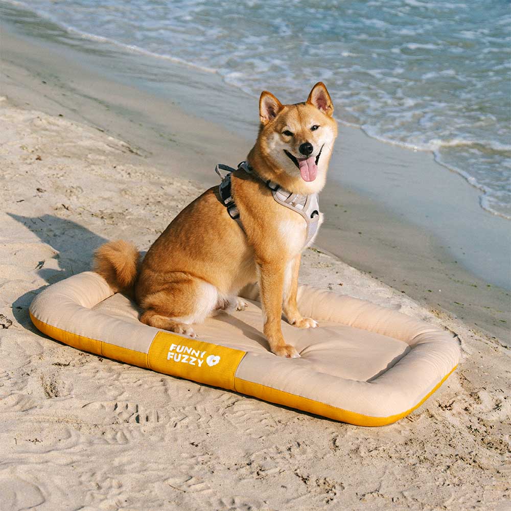 Orthopädische Outdoor Hundematte, wasserdicht und kratzfest, für optimalen Schlafkomfort.