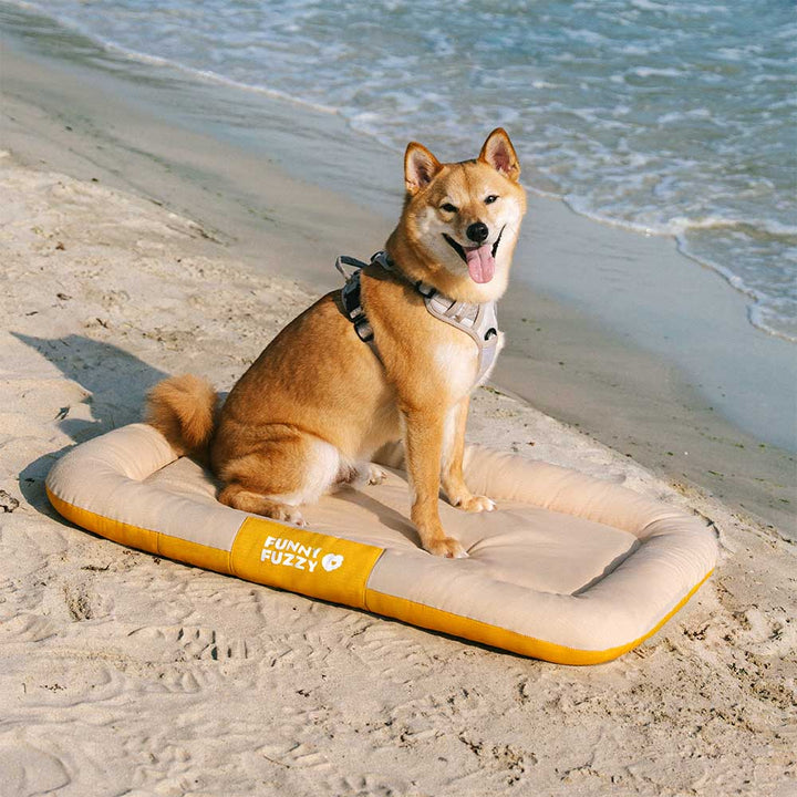 Orthopädische Outdoor Hundematte, wasserdicht und kratzfest, für optimalen Schlafkomfort.