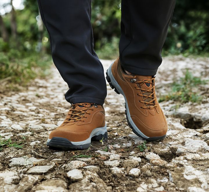 Seitliche Ansicht orthopädischer Wanderschuhe, perfekt für Spazierengehen & Outdoor-Aktivitäten, reduziert Fußschmerzen.