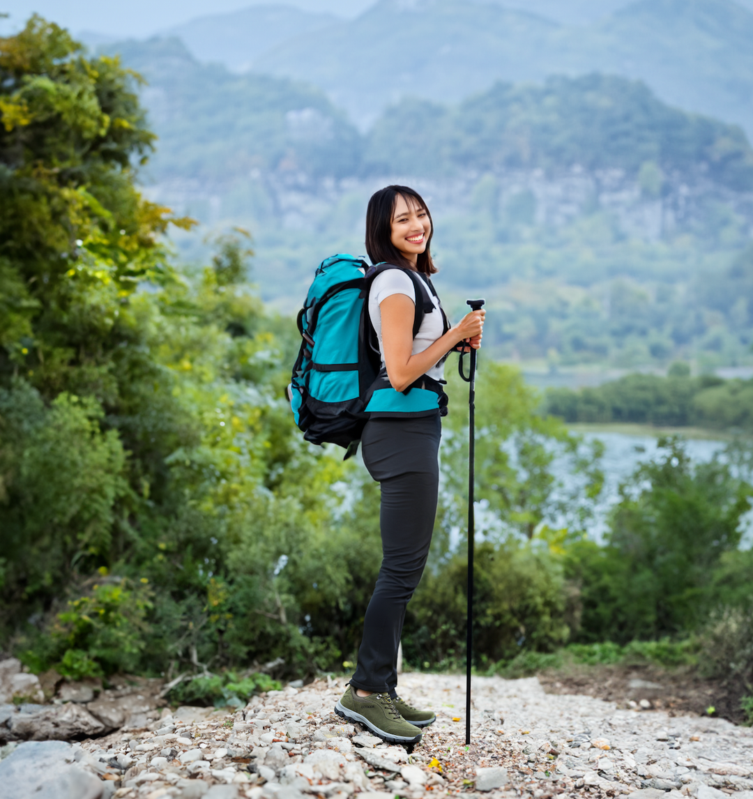 Nahaufnahme der rutschfesten Sohle orthopädischer Wanderschuhe, sicherer Halt beim Trekking und Spazierengehen.