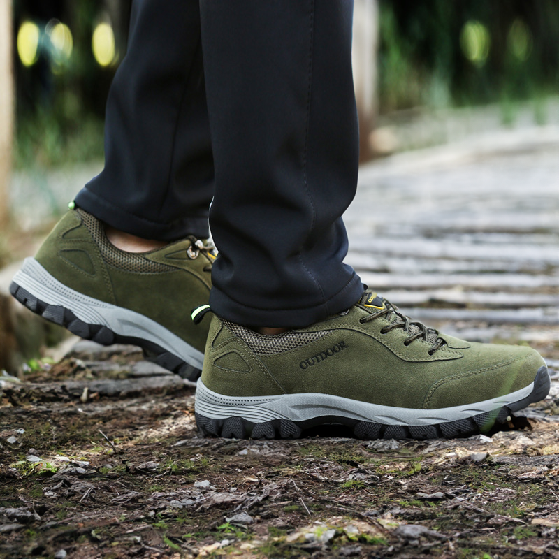 Person trägt bequeme orthopädische Outdoorschuhe auf einem Waldweg, ideal bei Fußschmerzen und langen Spaziergängen.
