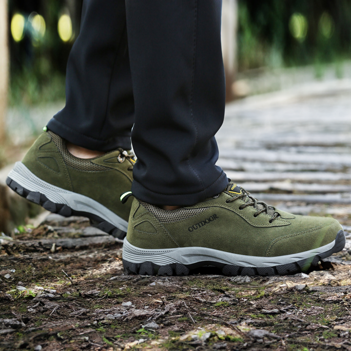 Person trägt bequeme orthopädische Outdoorschuhe auf einem Waldweg, ideal bei Fußschmerzen und langen Spaziergängen.