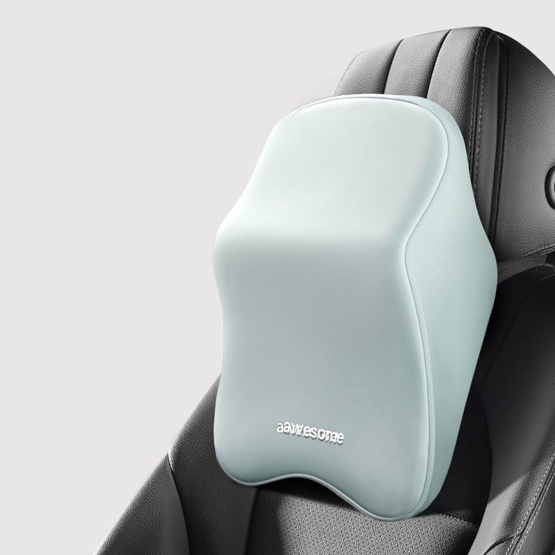 Nahaufnahme vom orthopädischen Rückenkissen. Ergonomischer Memory-Schaum stützt den Rücken beim Autofahren.