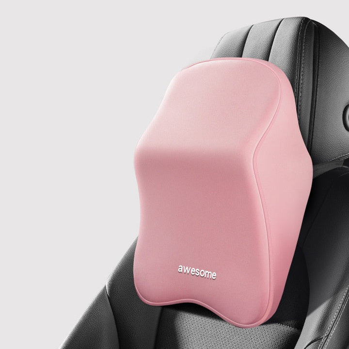 Nahaufnahme vom orthopädischen Nackenkissen mit Memory-Schaum. Bietet Halt & Komfort für den Nacken im Auto.