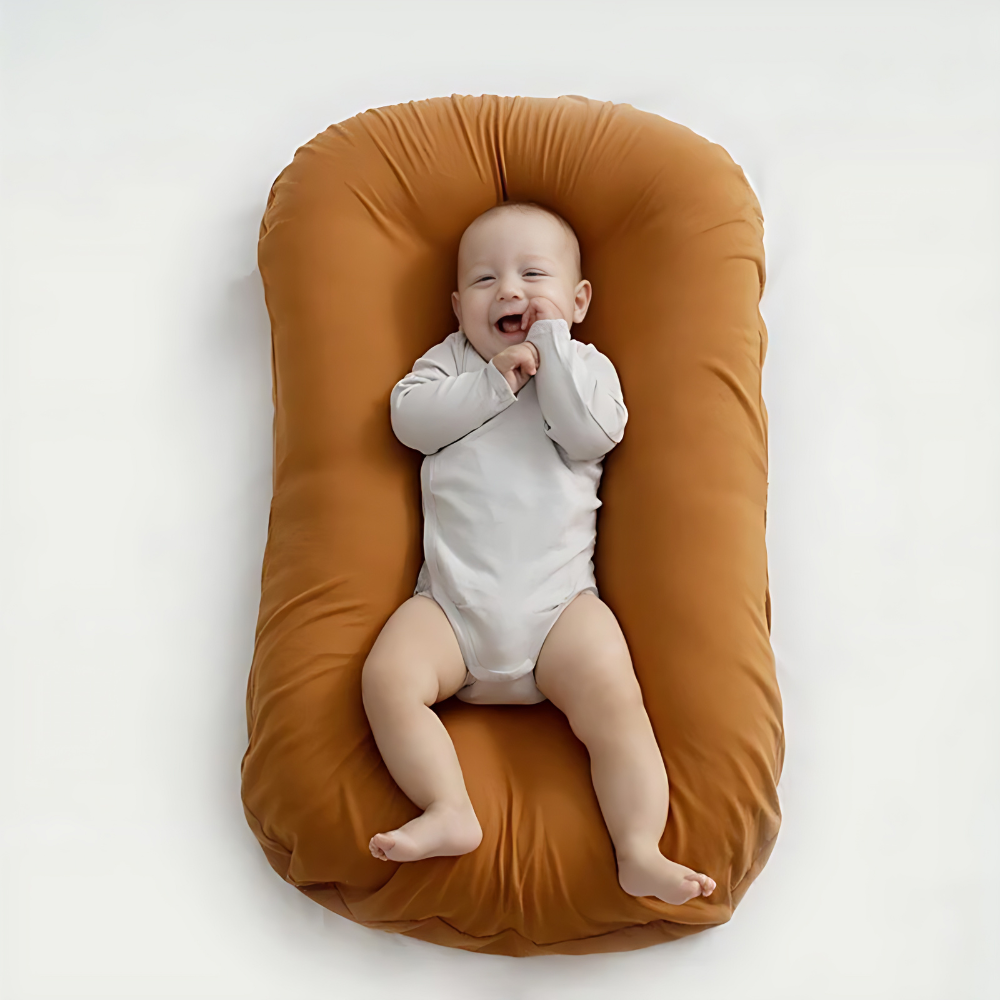 Atmungsaktives orthopädisches Babykissen mit Nackenstütze für sicheren und komfortablen Babyschlaf & gesunde Kopfform.