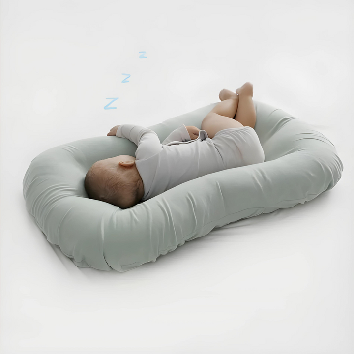 Ergonomisches Neugeborenenkissen gegen Kopfverformung. Unterstützt gesunde Kopfform und bietet sicheren Schlaf für Babys.