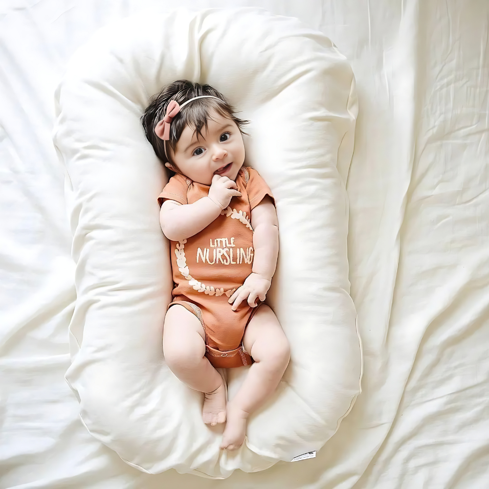 Weiches Babykissen für gesunde Kopfform. Orthopädische Unterstützung für Neugeborene, atmungsaktiv und sicher.