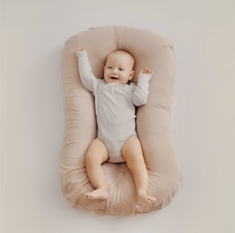 Gesunde Kopfform dank orthopädischem Babykissen. Speziell für Neugeborene, bietet nackenstützenden und sicheren Schlaf.