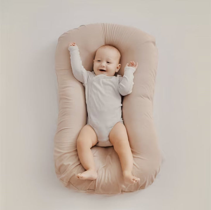 Gesunde Kopfform dank orthopädischem Babykissen. Speziell für Neugeborene, bietet nackenstützenden und sicheren Schlaf.