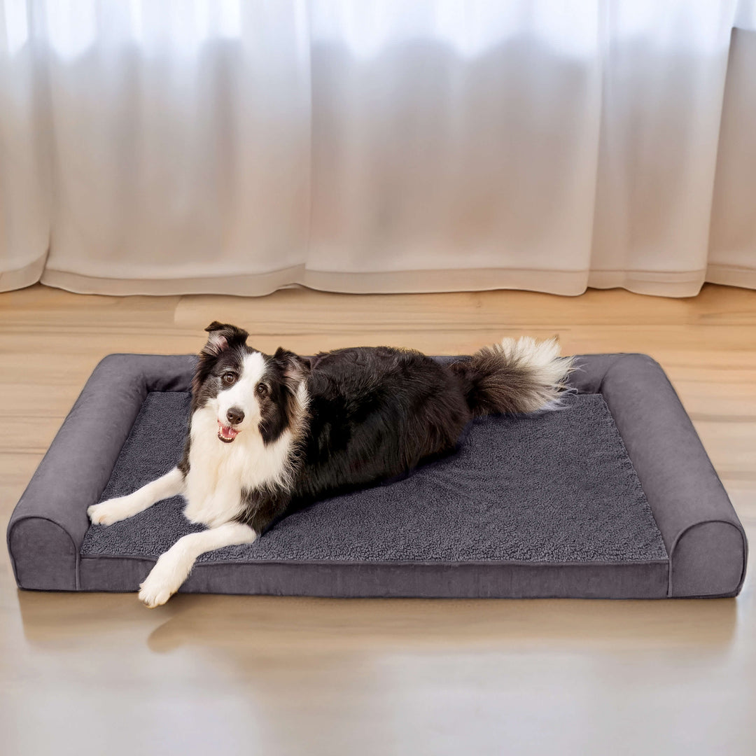 Komfortables orthopädisches Eck-Hundebett für alle Hunderassen, mit rutschfester Unterseite.