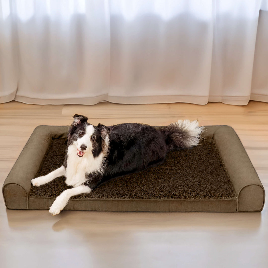Hund schläft gemütlich im orthopädischen Eck-Hundebett aus Kunstfleece und Wildleder.