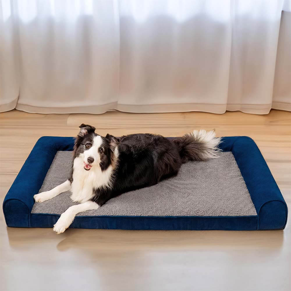 Bequemes orthopädisches Hundebett, eckig, aus weichem Kunstfleece, ideal für Gelenkprobleme.