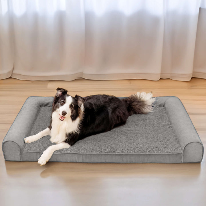 Bequemer Schlafplatz für Hunde: orthopädisches Eck-Hundebett mit gelenkschonendem Wildleder-Bezug.