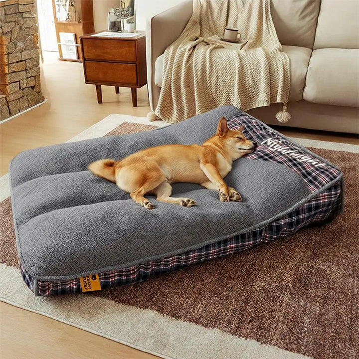 Flauschiges, orthopädisches Hundebett aus Teddyfell, unterstützt Gelenke und fördert tiefen Schlaf.