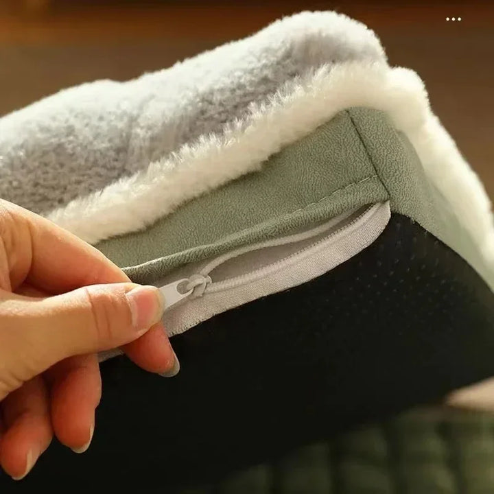 Glücklicher Hund entspannt im orthopädischen Hundebett. Memory Foam bietet Komfort & Gelenkschonung für Haustiere.