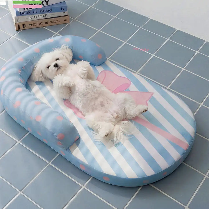 Ergonomisches orthopädisches Hundebett mit Nackenstütze. Entlastet Gelenke, kühlend für entspannten Hundeschlaf.