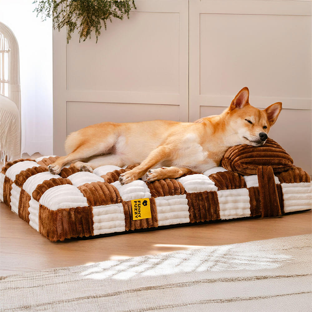 Orthopädisches Hundebett mit braunem Schachbrett-Plüsch. Handgefertigt, komfortabel für Hunde.