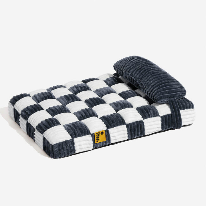 Rutschfestes, orthopädisches Hundebett mit kuscheligem Schachbrett-Plüsch. Erhältlich in M, L, XL.