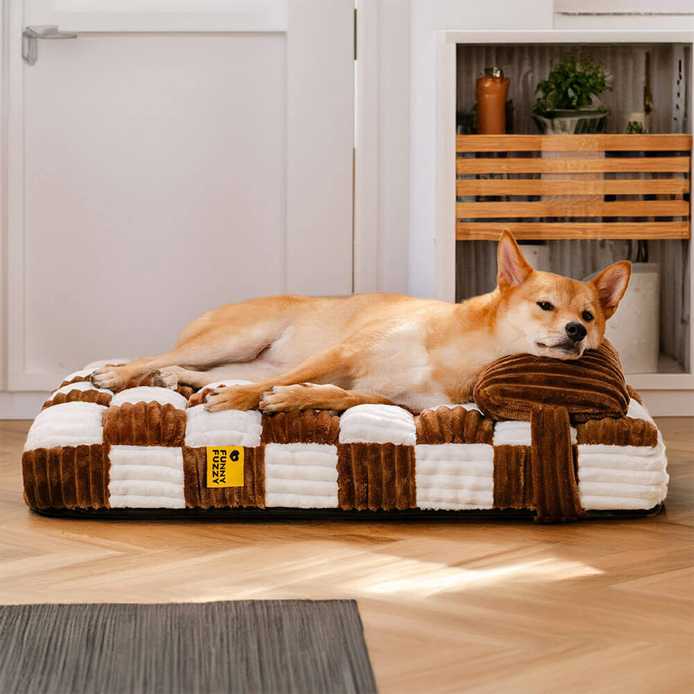 Graues orthopädisches Hundebett mit weichem Schachbrett-Plüsch. Waschbar, rutschfest, Größe L.