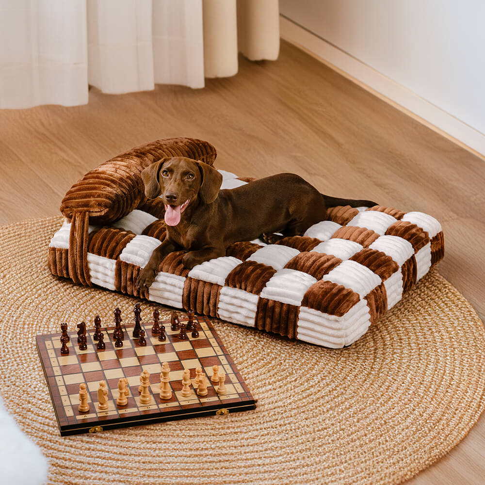 Rutschfestes Hundebett in Grau/Braun, orthopädisch, aus Schachbrett-Plüsch. Für gesunden Schlaf.