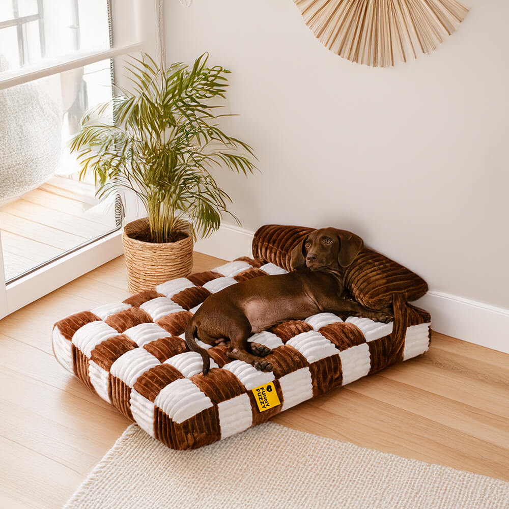 Handgefertigtes Hundebett, orthopädisch, braun/grau, mit Schachbrett-Plüsch für maximalen Komfort.